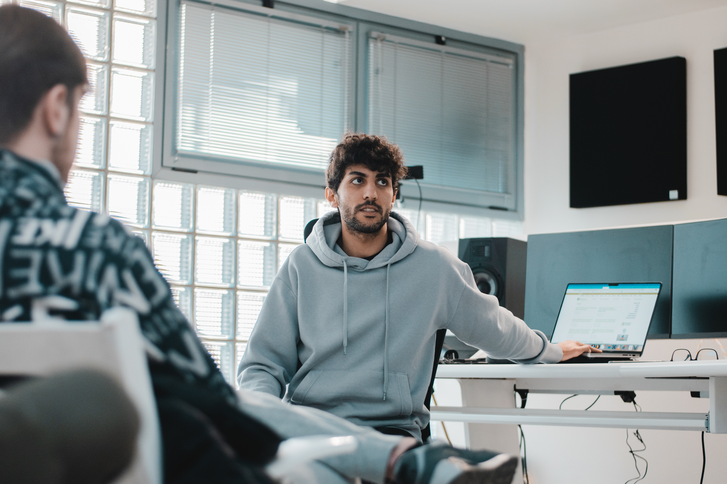 Studenti al lavoro in studio durante una lezione