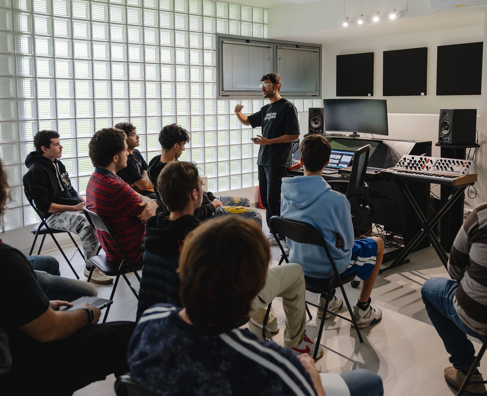 Lezione di gruppo con gli studenti nello studio di Produzione Hip Hop
