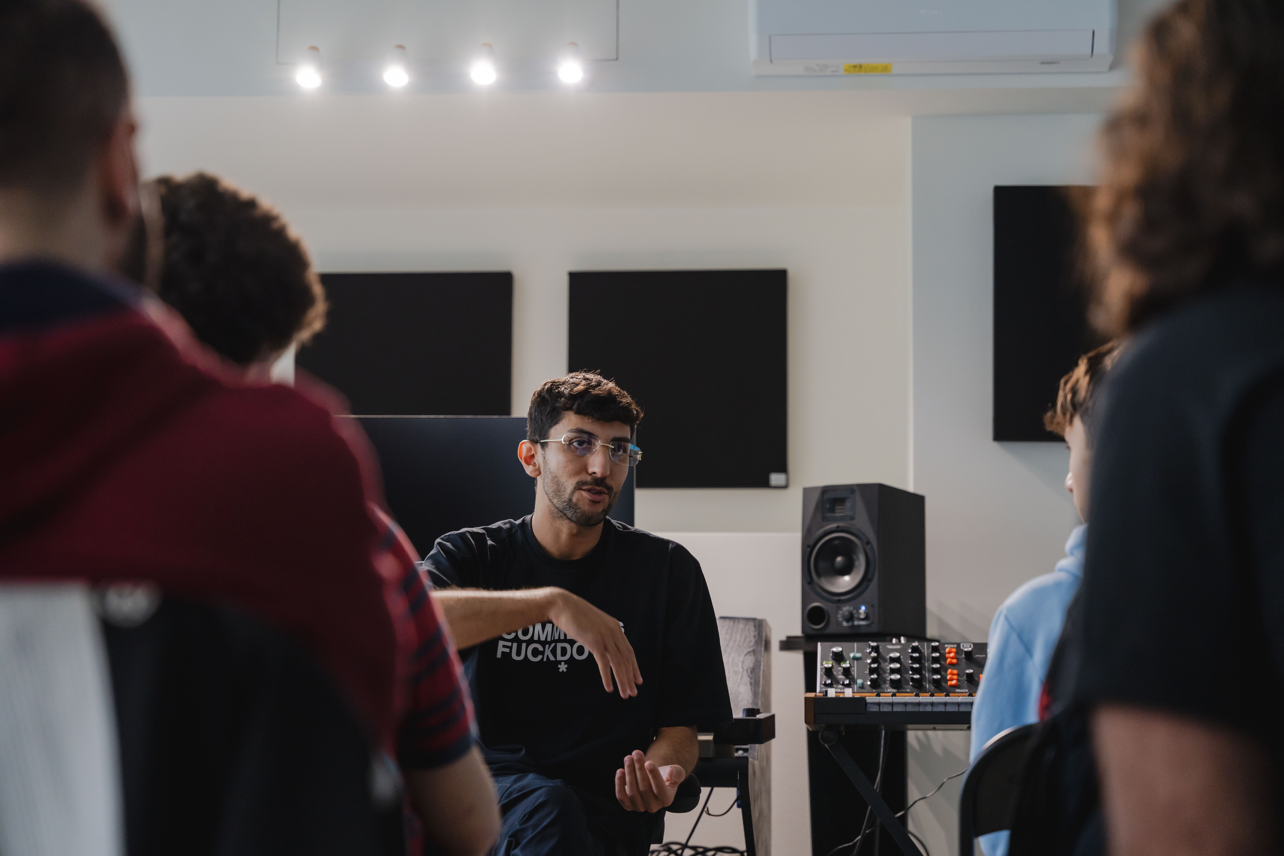 Studenti durante una lezione di produzione musicale